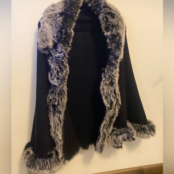 Black cloak with grey fake fur - Picture 3 of 5